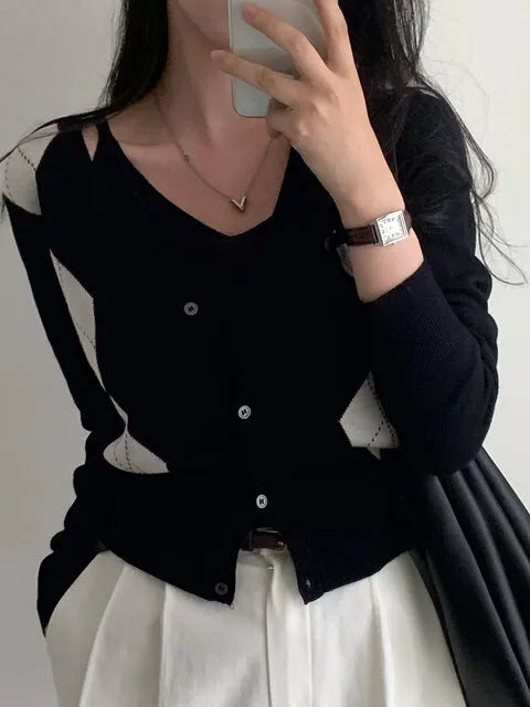 Sexy Diamond V Neck Long Sleeve Sweater For Women Split Flared Sleeves Knit Autumn Wear Hot Trendy Sweater