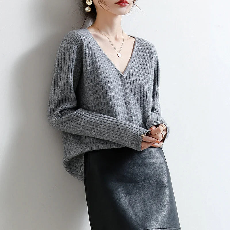Minimalist Chic - The Essential Ribbed Cardigan for Every Occasion