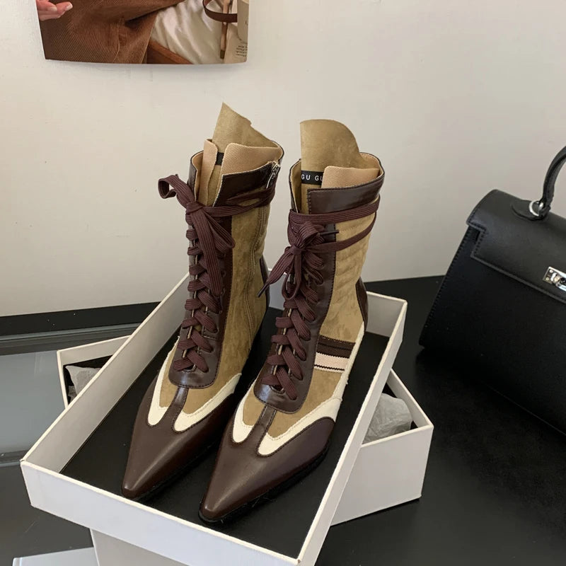 New York Fall Street Style Black and White Wedge Boots Outfits