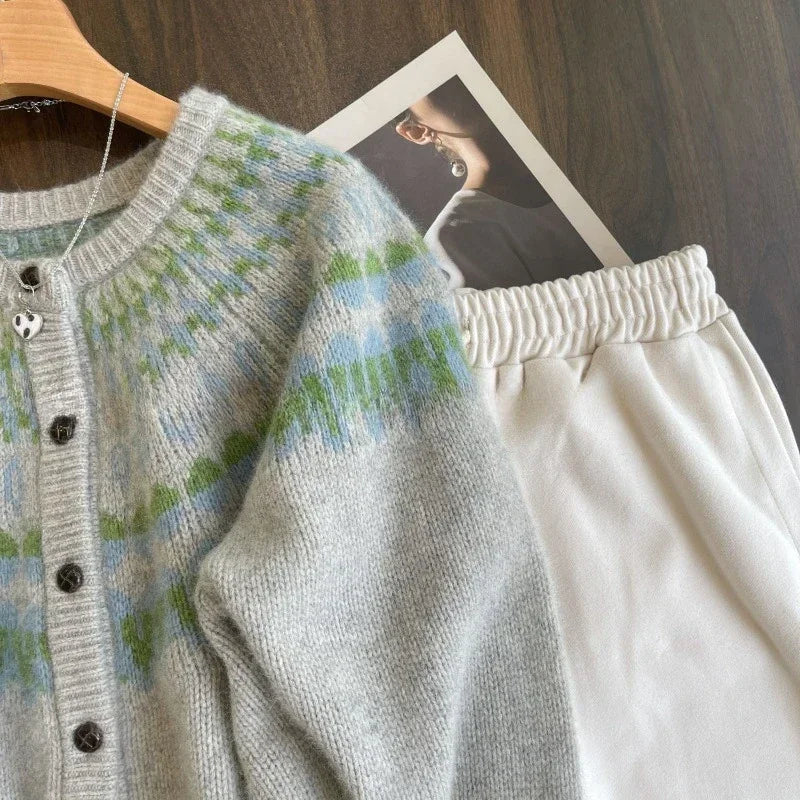 Bold & Retro: The Y2K-Inspired Grunge Plaid Knit