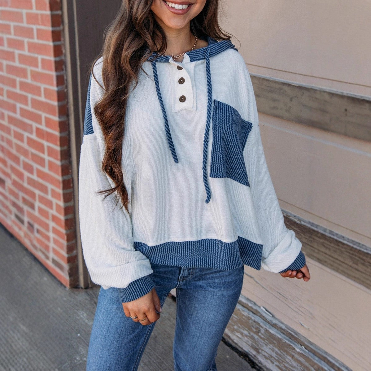 Contrast Color Twist Strip Hoodie – Cozy Street Style with a Trendy Edge