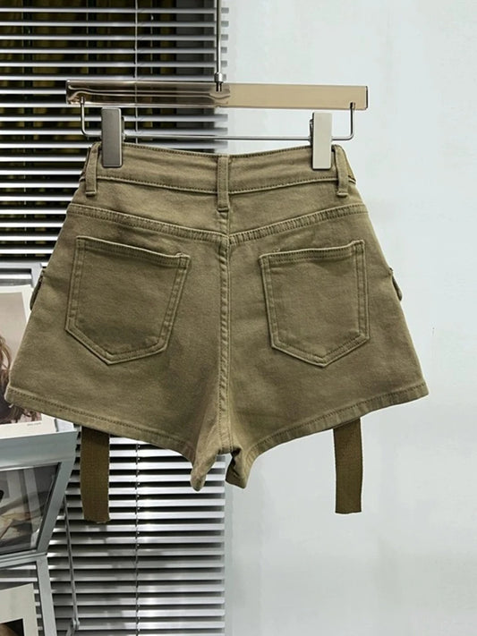 Effortless Summer Utility: Olive Cargo Shorts Style