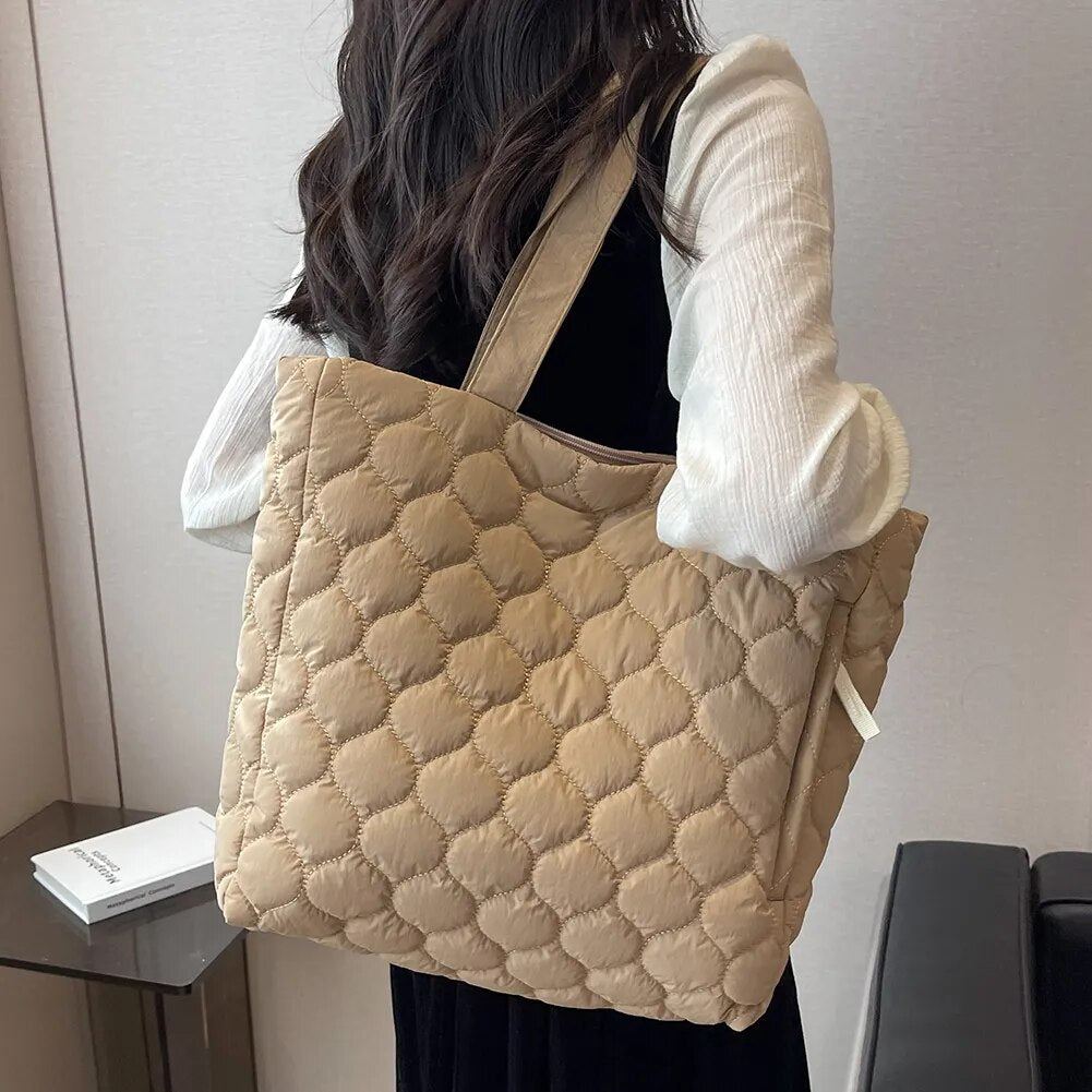 Quilted Winter Shoulder Bag: Large Capacity Elegant Cloud Cotton Padded Tote for Fashionable Vacations