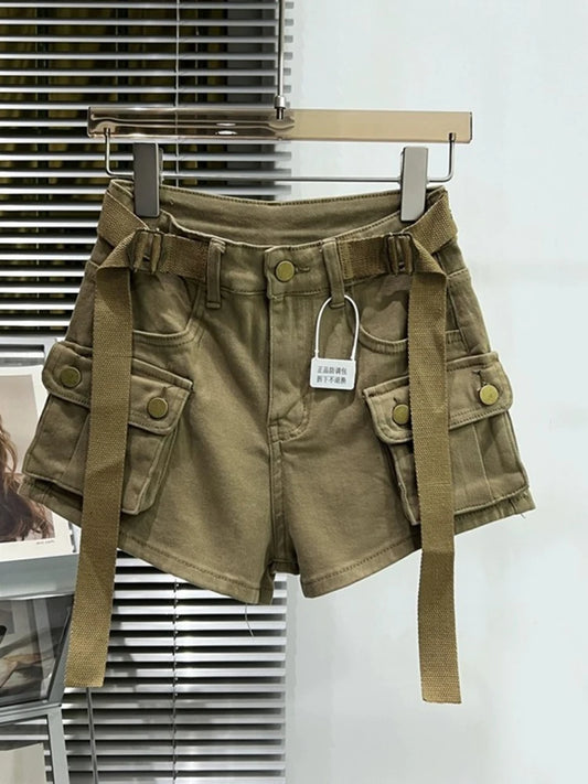Effortless Summer Utility: Olive Cargo Shorts Style
