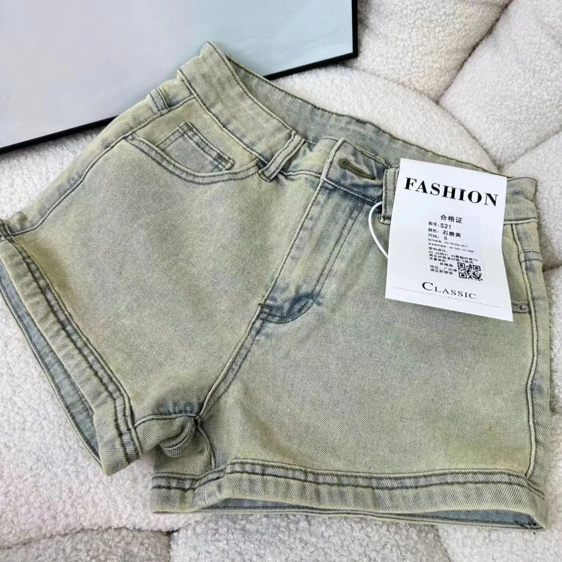 Street Style: Acid Wash High-Waisted Denim Shorts