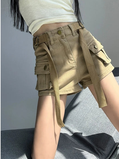 Effortless Summer Utility: Olive Cargo Shorts Style