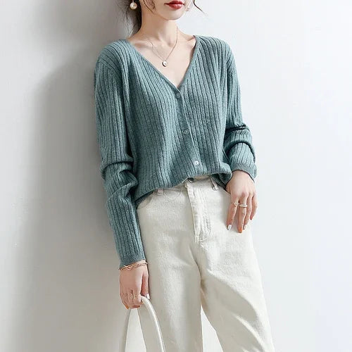 Minimalist Chic - The Essential Ribbed Cardigan for Every Occasion