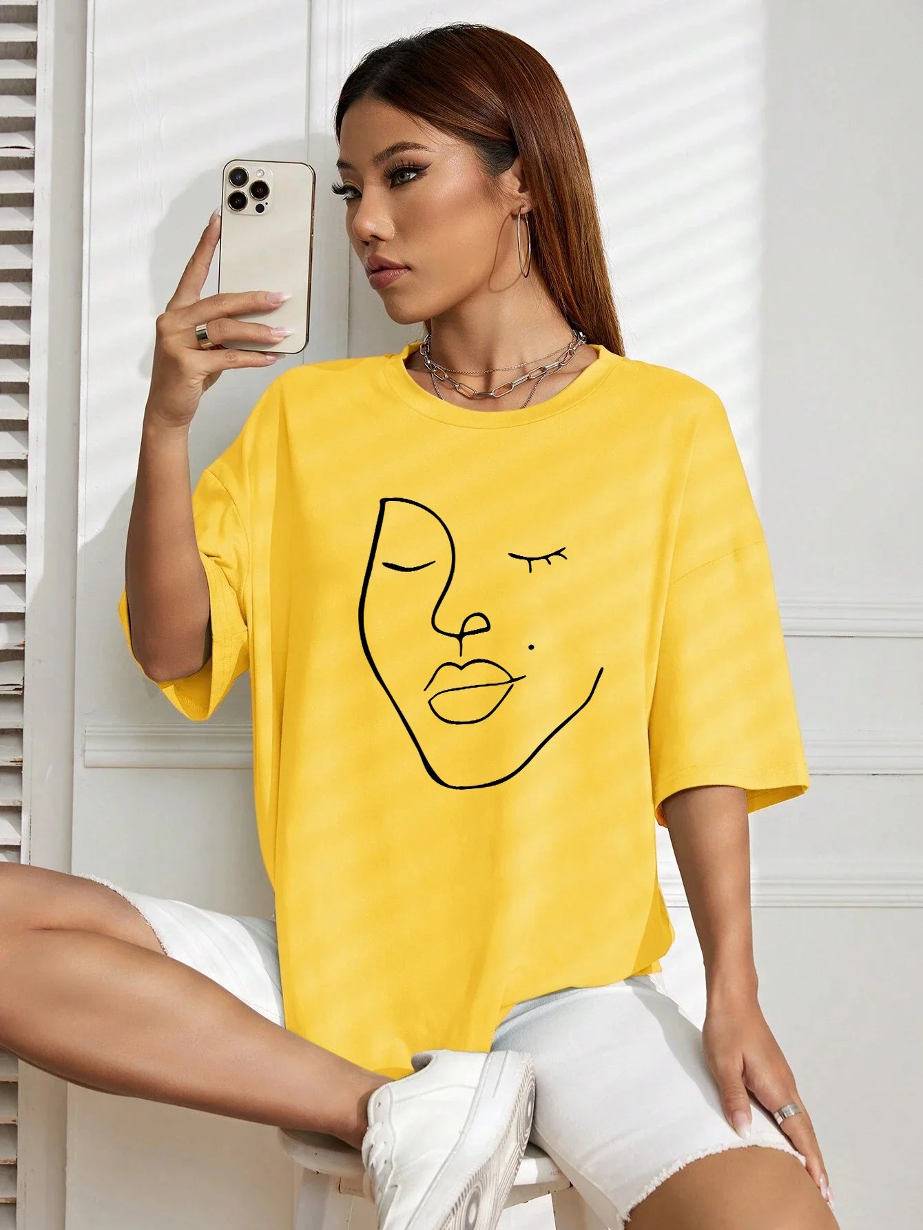 Minimalist Line Art Oversized Tee for an Effortless Streetwear Aesthetic