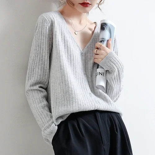 Minimalist Chic - The Essential Ribbed Cardigan for Every Occasion