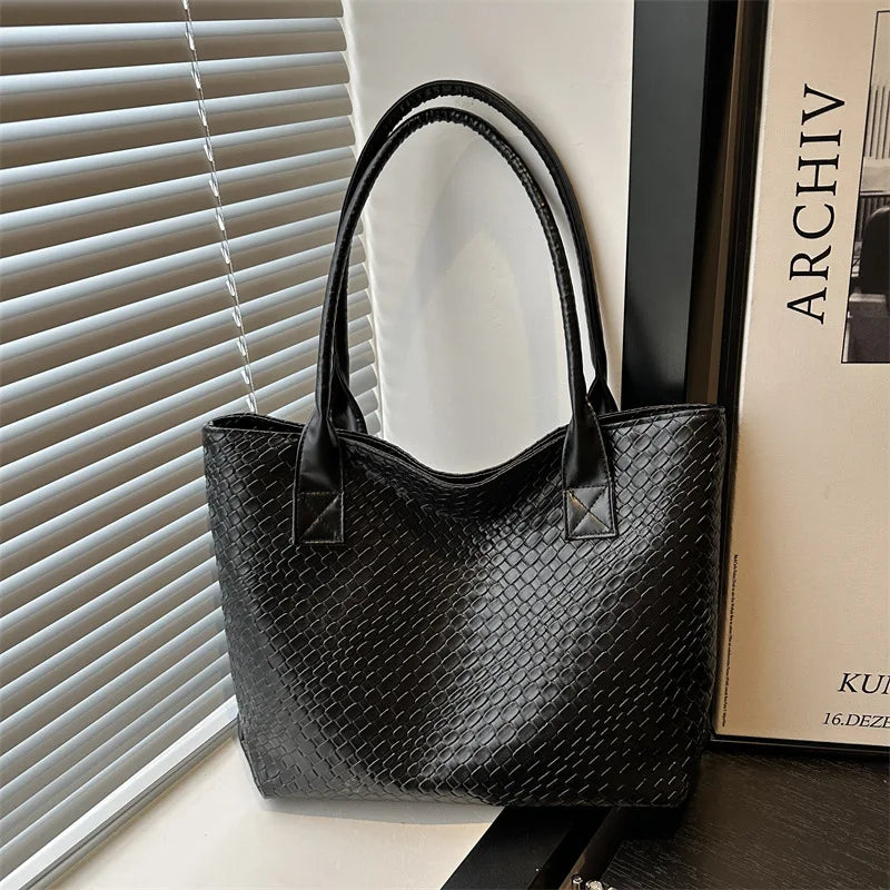 Large Capacity Crocodile Style Bright Black Handbag