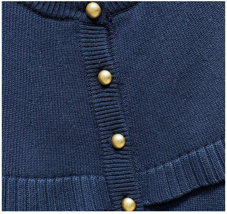 Romantic Heritage: The Elegant Floral-Patterned Autumn Knit