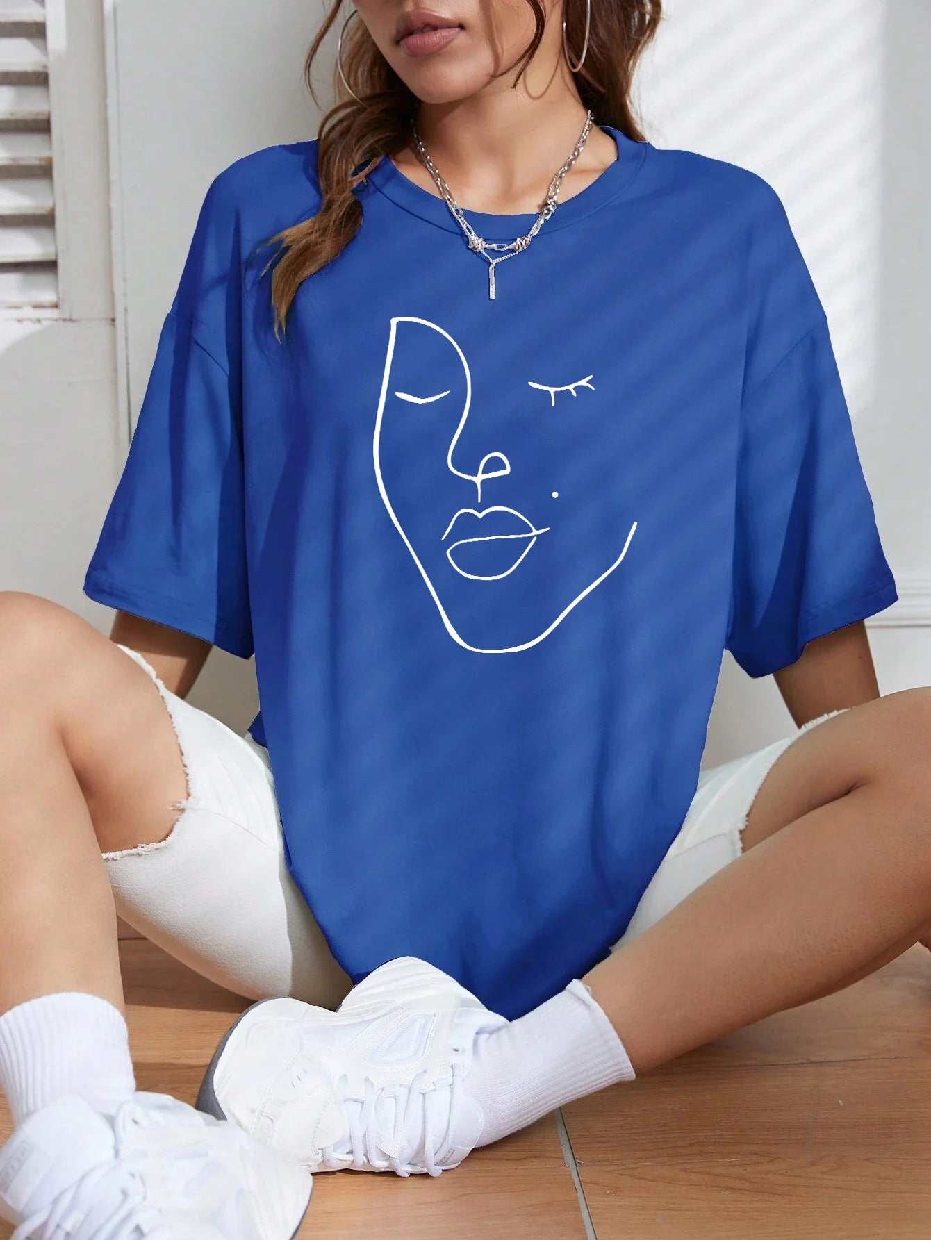 Minimalist Line Art Oversized Tee for an Effortless Streetwear Aesthetic