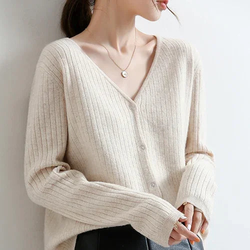 Minimalist Chic - The Essential Ribbed Cardigan for Every Occasion