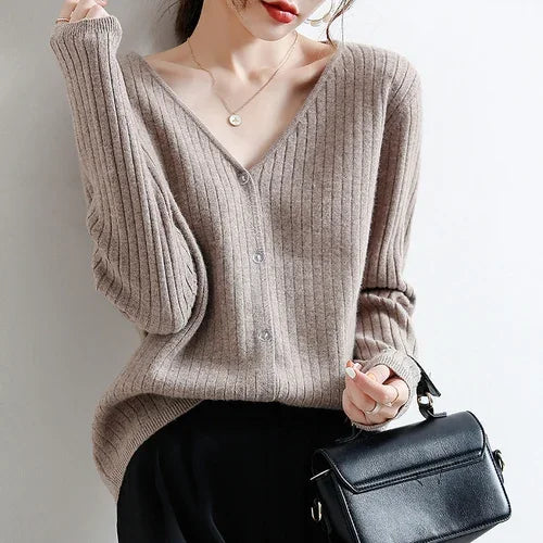 Minimalist Chic - The Essential Ribbed Cardigan for Every Occasion