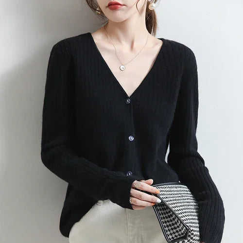 Minimalist Chic - The Essential Ribbed Cardigan for Every Occasion