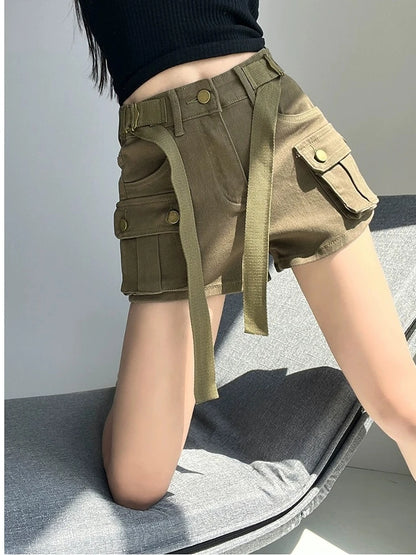 Effortless Summer Utility: Olive Cargo Shorts Style