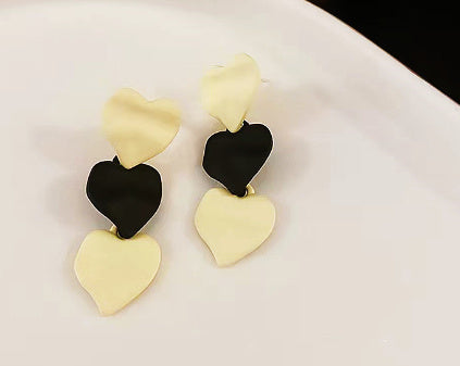 Earrings Irregular Heart-Shaped Metal Design Elegant Jewelry Trend 2025